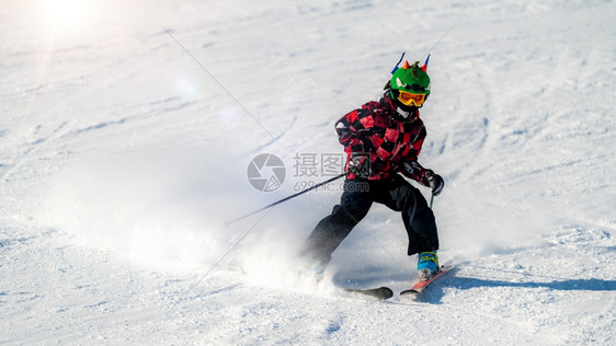 男孩滑雪图片