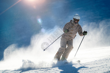 女子滑雪坡图片