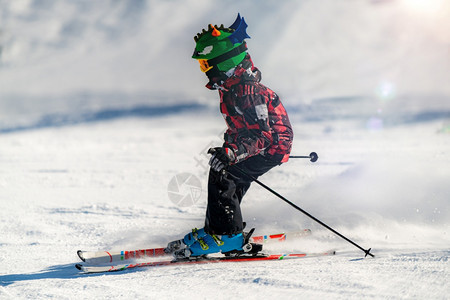 可爱的小孩滑雪下斜坡图片