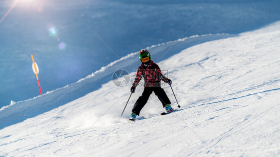 可爱的小孩滑雪下斜坡图片