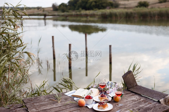 葡萄酒沙内巴酮桃子一本带湖景的书图片