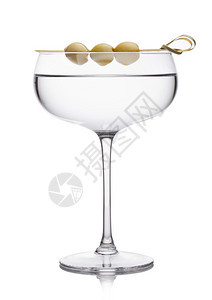 伏特加马提尼酒鸡尾在奢华水晶杯中橄榄在竹棍上白色背景的竹杆上图片