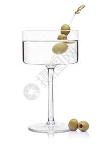 伏特加玛蒂尼酒鸡尾在现代玻璃杯里橄榄在竹杆上新鲜绿橄榄在白色背景上图片