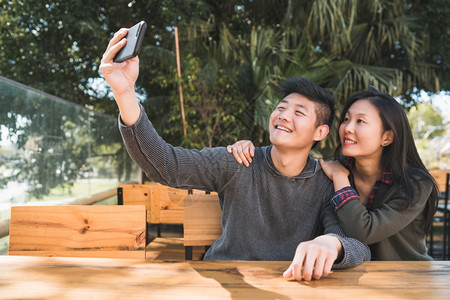 一位可爱的亚裔夫妇肖像图片