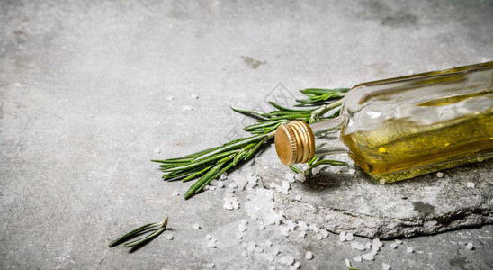 含迷迭香和盐的橄榄油瓶中含迷迭香和盐的瓶子中含橄榄油瓶图片