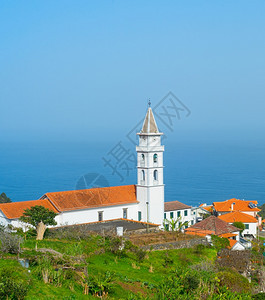 村教堂和海洋的景观图片