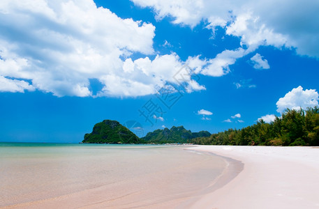 美丽宁静的热带岛屿白沙滩夏季有蓝天空和云彩海滩度假目的地图片
