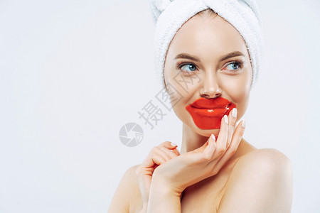 美丽的年轻女头部戴着水凝罩以遮住嘴唇有健康的光滑皮肤少许化妆和修甲尝试新的化妆品产美容治疗福利概念图片