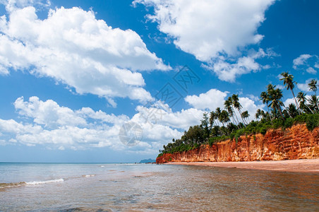 美丽宁静的热带岛屿宁静的热带岛屿红悬崖岩滩蓝色的天空和夏季云彩宁静海洋风景图片