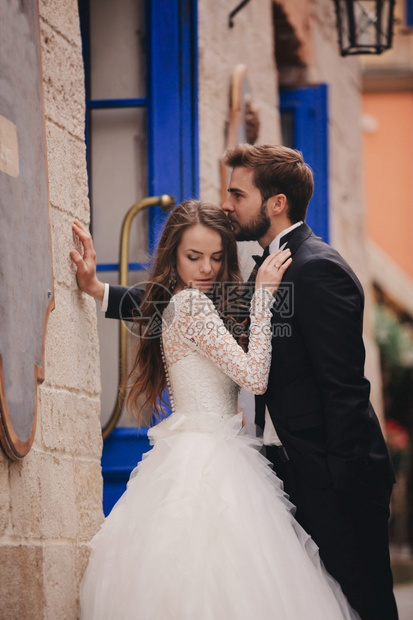 情侣在复古的建筑旁拍婚纱照图片