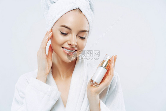 美丽的迷人女作物形象能够轻地抚摸她的光滑皮肤使用化妆品进行身体护理在洗澡后施用润湿剂图片