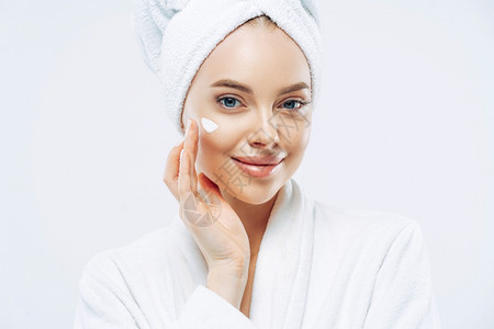 美貌产品展示人体润肤剂的好效果穿舒服的软白浴袍毛巾图片
