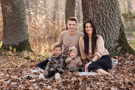 一家人在树下的合影图片