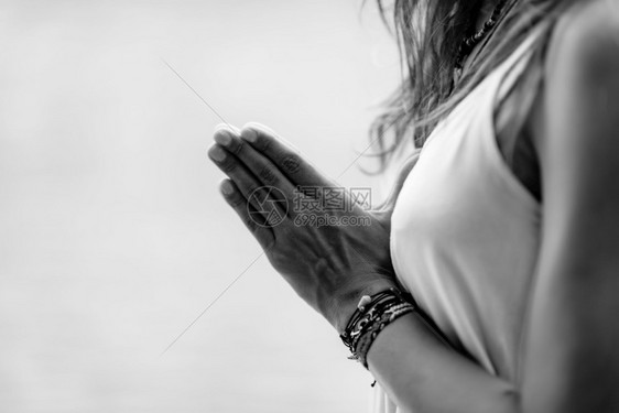 年轻女冥想在自然界练习瑜伽手握祈祷姿势图片