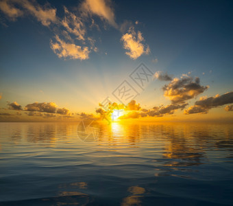 宁静的和平海洋作为的概念反映了美丽的夕阳图片