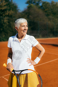 网球场美成熟女子图片