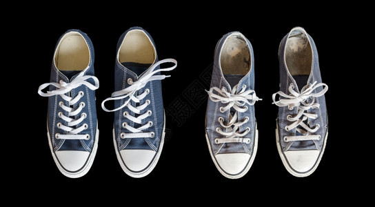 黑色背景隔离的新和旧蓝色通用运动鞋黑色背景隔离的新和旧蓝色运动鞋图片