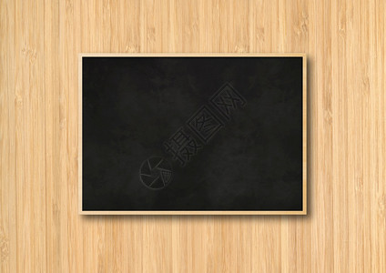 传统黑板在木背景上被孤立空水平模拟版传统黑板在木背景上被孤立图片