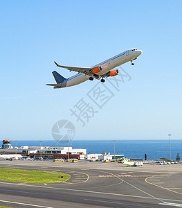 白色飞机在马吉拉国际机场跑道起飞图片