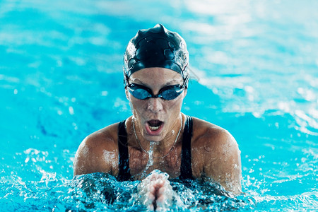 泳池里的乳房游运动员图片