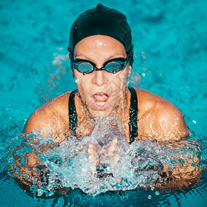 泳池里的乳房游运动员图片