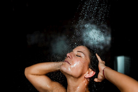 在温泉中心洗澡的美女淋浴水滴下的女人背景图片
