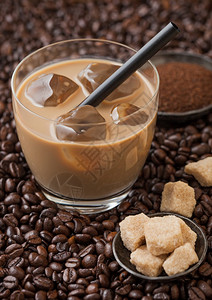 鲜生咖啡豆和加冰块的咖啡高清图片