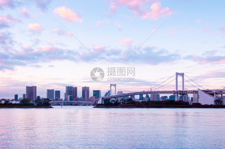 晚上日落时奥代伊巴彩虹桥和东京湾风景在粉红天空下背景的城市风图片