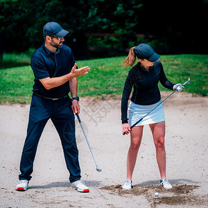 女青年与高尔夫教练上课图片