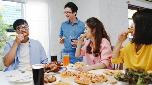 一家人坐在一起享受美食带来的快乐图片