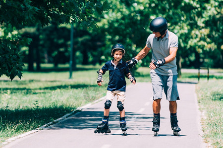 和爷在公园玩滑溜冰暑假图片