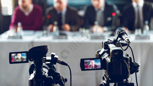 记者招待会上录制演示节目含模糊的发言者身着西装背景实况流概念背景