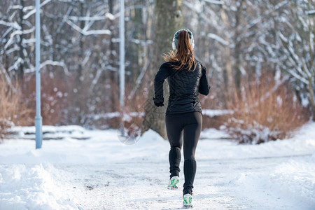 女运动员冬季在公园慢跑图片