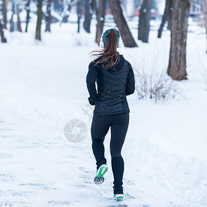 女运动员冬季在公园慢跑图片