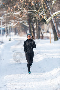 女运动员冬季在公园慢跑图片