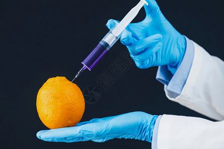 将化学品注入橙果中手戴保护套将物质注入橙果中将物质注入橙子果中将