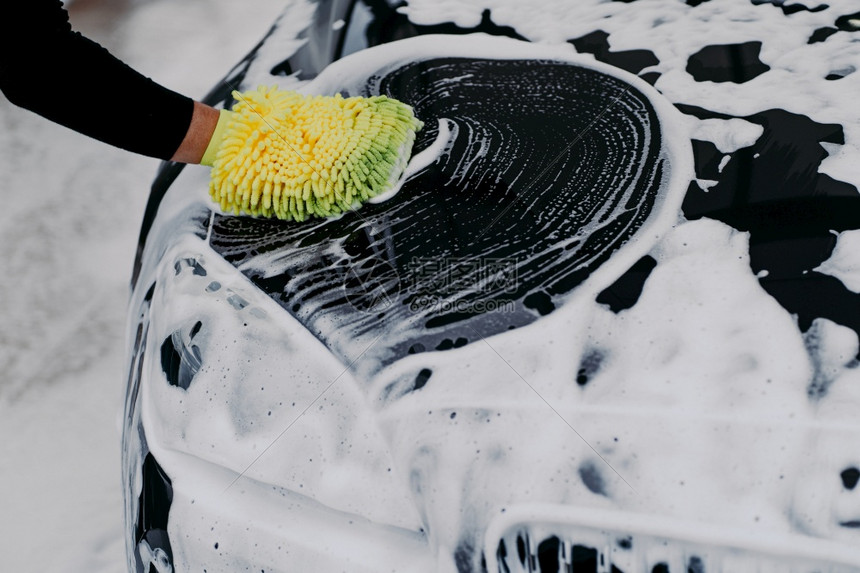 清洗汽车泡沫服务概念图片