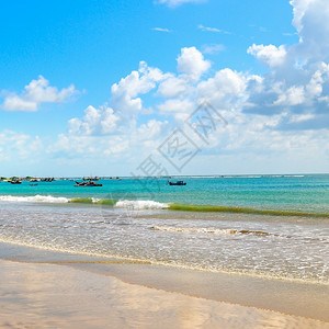 美丽的海景沙滩宽阔蓝水清澈旅游业和户外活动的概念图片