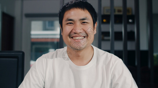 憨厚的年轻男图片素材