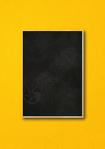 传统黑板在黄色背景上被孤立空白垂直模拟版传统黑板在黄色背景上被孤立图片