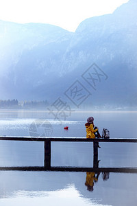 清晨在山湖上的木桥女孩美丽风景和反光图片