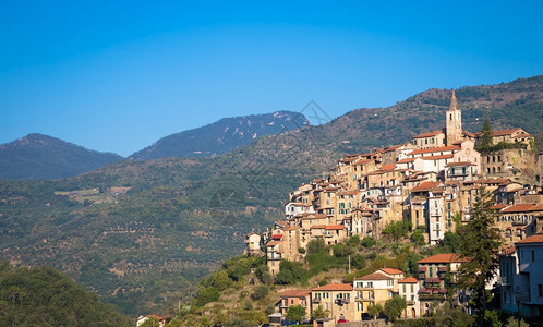 20年传统古老村庄由位于意大利古里亚地区蓝天空和复制间的石块组成图片