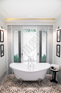 201年3月5日01年清马泰兰白色陶瓷浴缸现代设计室有明亮的自然光图片