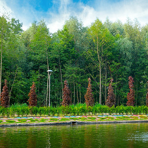 环绕公园池塘的绿灯旅游业的概念图片