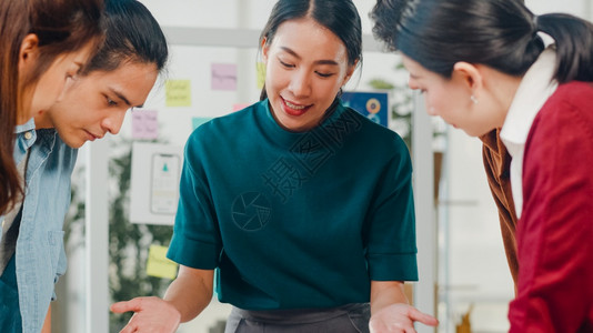 女实业家和聚集一堂思广益探讨创意网络设计规划应用并为小型办公室的移动电话项目开发模板布局图片