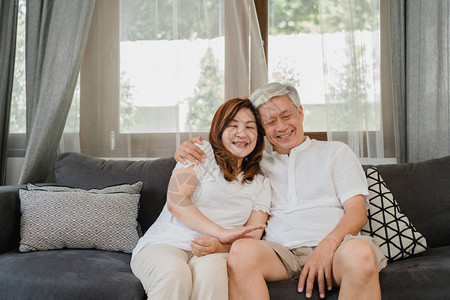 男女相互依靠图片