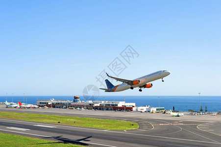 一架客机在机场跑道上起飞图片