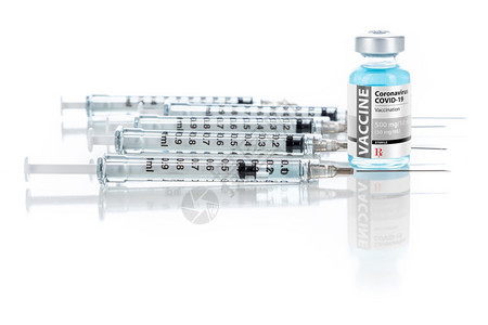 疫苗瓶和反射表面的数个注器图片