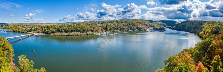 西弗吉尼亚州摩根敦附近的奇奇湖周围秋色的空中无人机全景图西弗吉尼亚州莫根敦湖秋色空中全景图图片