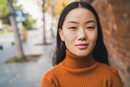 年轻美丽的亚洲女在街上露天的肖像城市概念图片